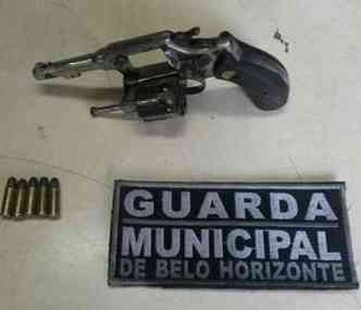 Arma estava escondida dentro da mochila de um dos suspeitos(foto: Guarda Municipal/Divulgao)