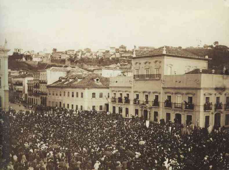 A princesa Isabel aclamada pela multido na sacada do Pao Imperial, no Rio de Janeiro, aps a assinatura da Lei urea, em 13 de maio de 1888(foto: Antonio Luiz Ferreira/Divulgao)