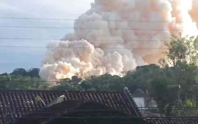 Chamas atingiram armazm de fertilizantes em So Francisco, Santa Catarina, na noite de tera-feira(foto: Reproduo / Youtube)