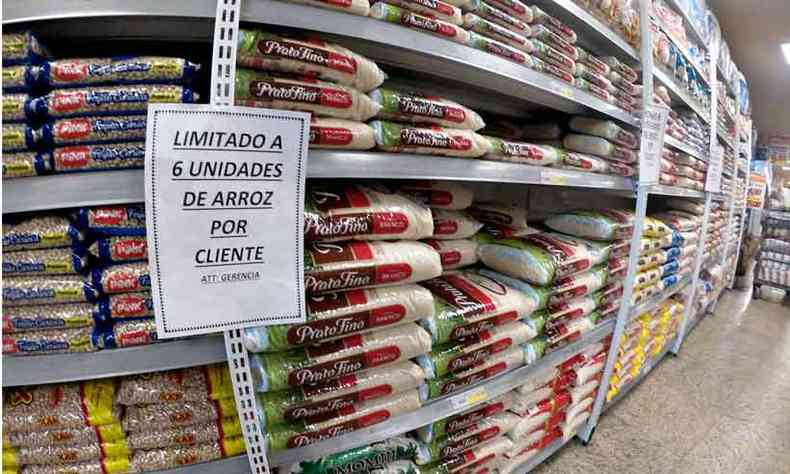 Com os fartos reajustes dos preos do arroz neste ano, alguns supermercados de BH limitaram a compra do produto por cliente(foto: Leandro Couri/EM/D.A Press)