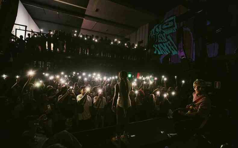 Pblico com o celular com as luzes acesas no show da Ebony