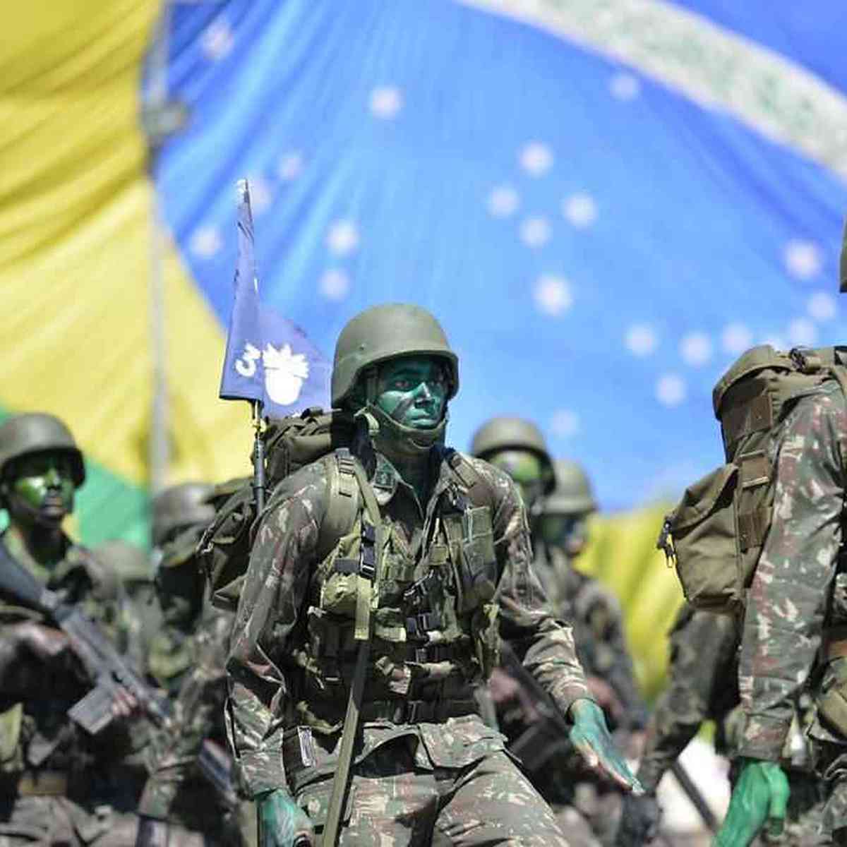 Mulheres-soldados Do Exército Brasileiro Desfilando No Dia Da