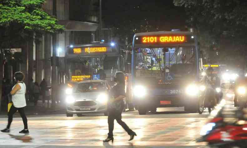 Ônibus circulam pelo centro de BH após greve ser suspensa