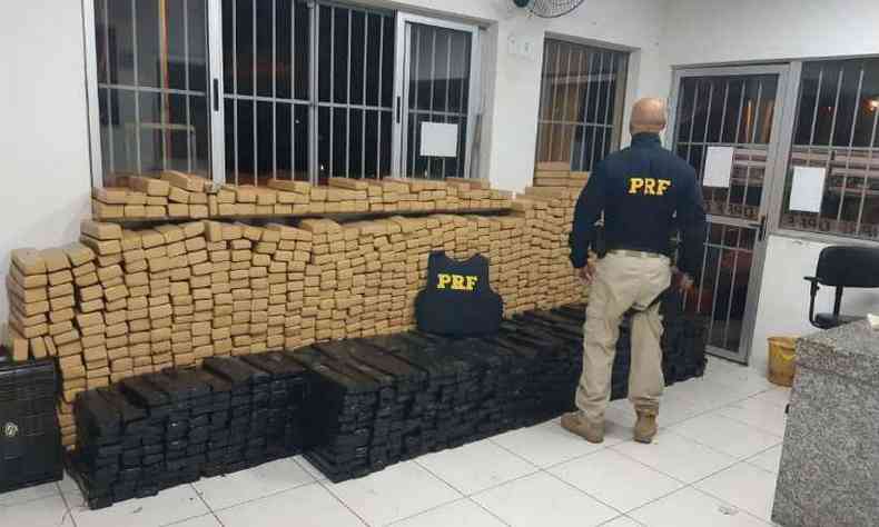 Mais de 2 mil tabletes de maconha foram encontradas em caminho(foto: Polcia Rodoviria Federal (PRF) / Divulgao)
