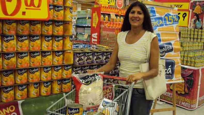 Consumidora dos produtos exclusivos do Extra, a dona de casa Dinaura recomenda a marca prpria pelo bom preo e qualidade dos produtos oferecidos(foto: Daniela Rezende)