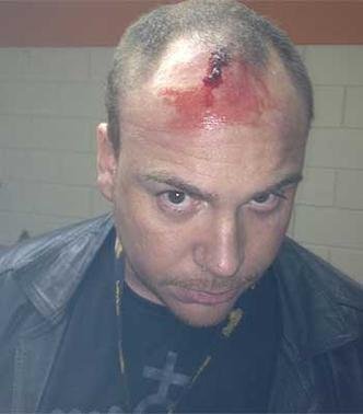 Produtor Alexandro Costa Penha, conhecido como 'Russo'. 'Essa imagem de agress�o ao meu produtor por causa da confus�o gerada pelo prefeito de Nazareno ficar� pra sempre!', disse Latino pelo Twitter(foto: Divulga��o Twitter)