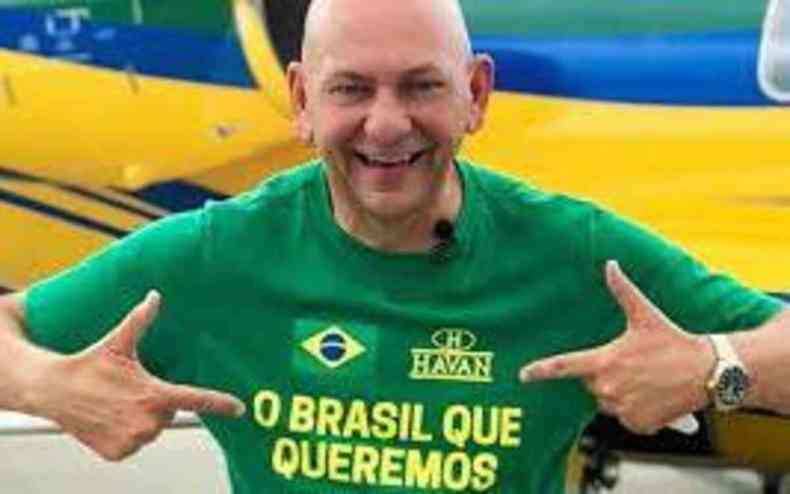 Hang posa com blusa: 'O brasil que queremos'