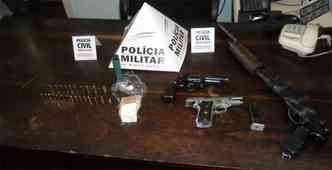 Armas de diferentes calibres, munio e drogas foram apreendidas na ao(foto: Polcia Militar/Divulgao)
