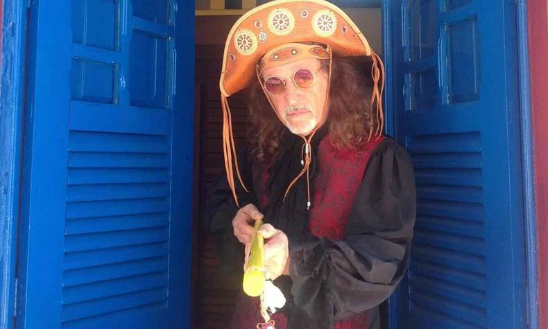 Alceu Valena est dentro de janela azul, com chapu nordestino, apontando para a cmera 