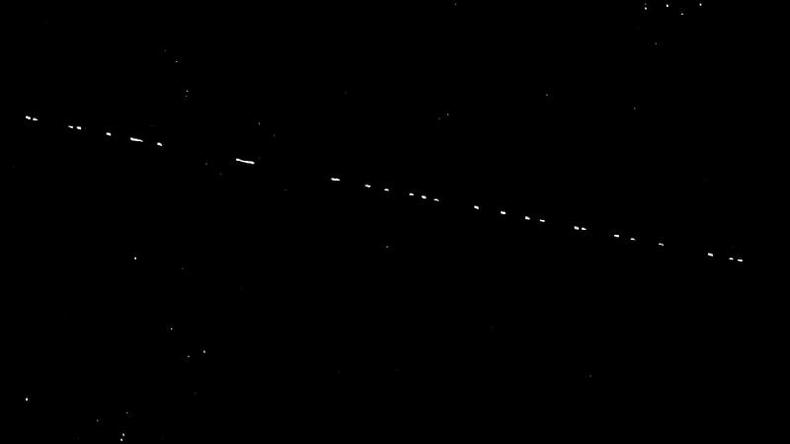 Pontos luminosos formando traçado no céu (foto: Reuters) Pontos luminosos formando traçado no céu noturno