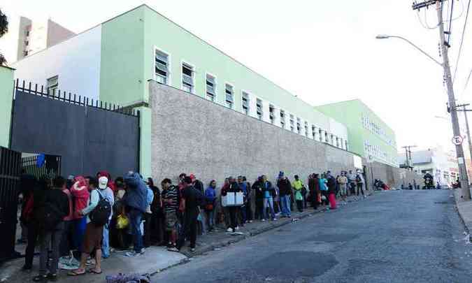 Moradores de rua aguardam em fila para entrar no abrigo Tia Branca, no Bairro Floresta(foto: Gladyston Rodrigues/EM/D.A PRESS)