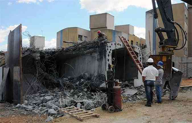 Mquinas fazem a demolio da parte do viaduto prximo a um conjunto habitacional(foto: Paulo Filgueiras/EM/D.A Press)