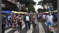 Cresce o uso de máscara na Feira Hippie, em Belo Horizonte