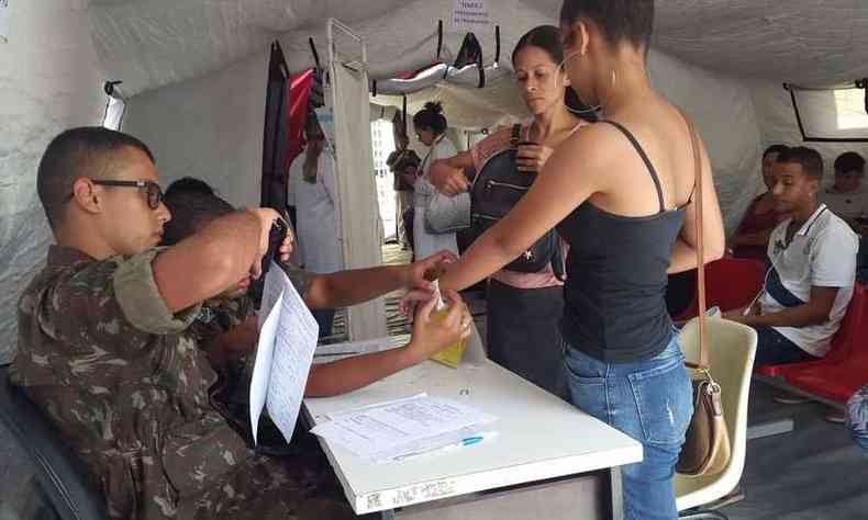 Militares j esto atendendo para desafogar funcionrios da PBH(foto: Edsio Ferreira/EM/D.A PRESS)