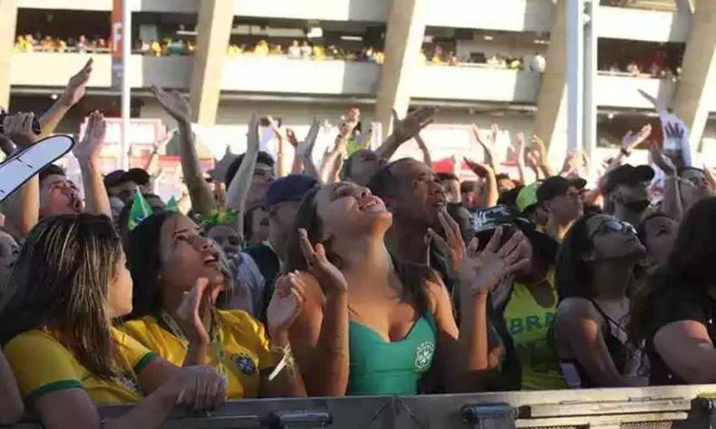 Na foto, torcedores da seleo brasileira assistem jogos no Mineiro