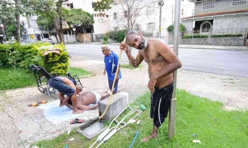 Na foto,  direita, o deficiente fsico Robson da Silva, 45 anos, morador do aglomerado Santa Lcia(foto: Juarez Rodrigues/E.M/D.A Press)