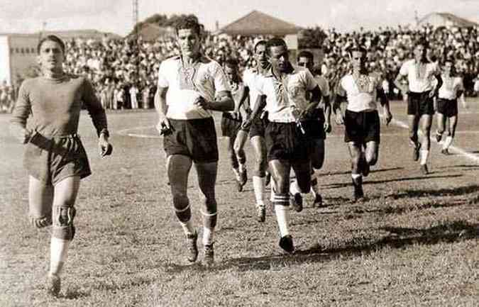 A partir de 1923, a maioria dos jogos do Campeonato Mineiro era disputada no estadinho do Amrica (de branco), que l conquistou o decacampeonato estadual: arquibancada coberta estava entre as novidades (foto: Arquivo Amrica)
