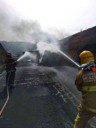 Bombeiros no combate as chamas de caminho tanque em Bom Jesus do Galho, Minas