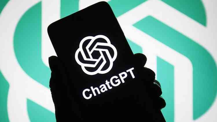 Mo segurando celular com logo do ChatGPT