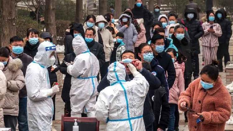 Moradores fazem fila para teste de covid-19 em Anyang, na provncia central de Henan, na China