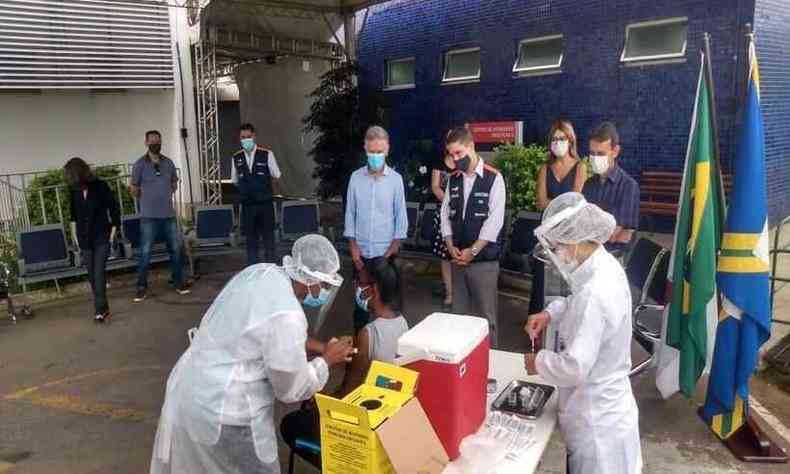 Agende de sade recebe primeira dose da vacina AstraZeneca (foto: Ascom/divulgao)