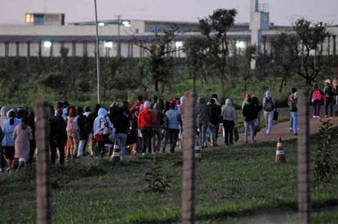 Sem a regalia dos mensaleiros, quem visita os demais presos  obrigado a madrugar na fila para pegar senha(foto: Bruno Peres/CB/D.A Press)
