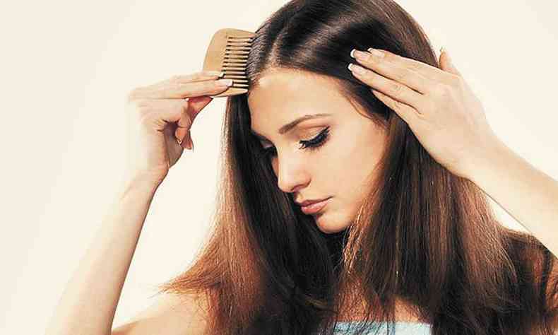 mulher penteando o cabelo