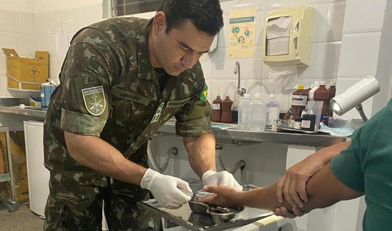 Doutor Pedro Henrique, tenente do exrcito em posto mdico atendendo paciente
