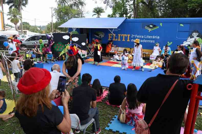 Foto mostra artistas e contadores de histrias em local pblico durante a feira literria de Tiradentes
