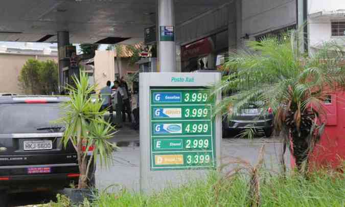Dados mostram que abastecer o carro com biocombustvel continua desvantajoso(foto: Cristina Horta EM D.A. Press)