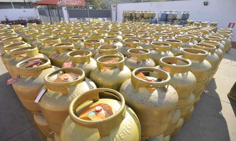 Botijões de gás em distribuidora de gás de cozinha
