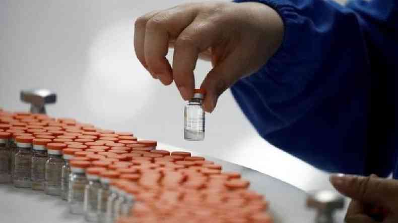 Mesmo com vacinao, testagem em massa  essencial para apontar as tendncias da epidemia e embasar decises para controlar surtos do vrus(foto: Reuters)