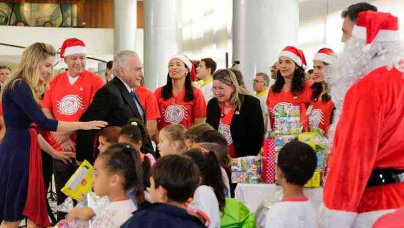 Presidente Michel Temer e a primeira-dama Marcela Temer durante entrega de presentes do Papai Noel dos Correios,no Salo Nobre do Palcio do Planalto(foto: . Foto: Marcos Corra/PR)