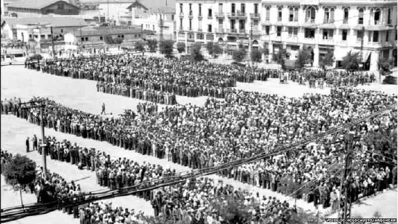 Cerca de 9 mil judeus reunidos na Praa Eleftherias para serem registrados e, posteriormente, enviados para trabalhos forados(foto: Vozes do Holocausto/Arqshoah)