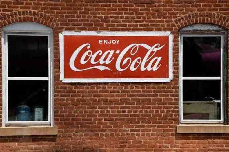 Placa escrita Coca-Cola