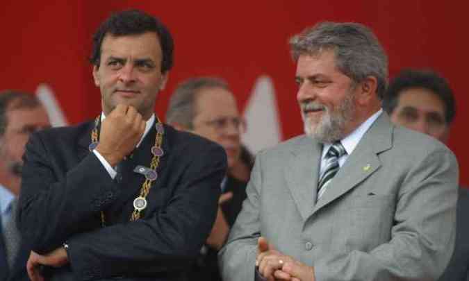 Lula recebeu a medalha pela primeira vez em 2003 das mos do ento governador Acio Neves(foto: Marcelo Sant'Anna )