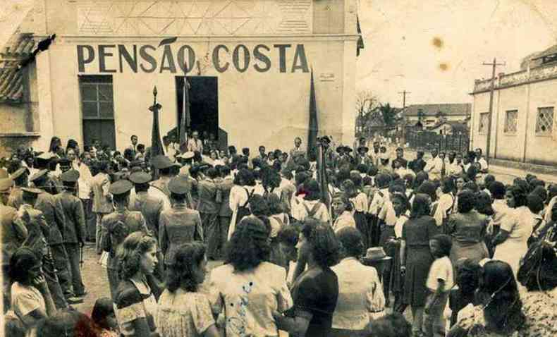 Multido formada pelos figueirenses no dia da instalao do municpio de Figueira, com a presena do governador Benedicto Valladares Ribeiro. Foto de 30 de janeiro de 1938(foto: Reproduo Museu da Cidade)
