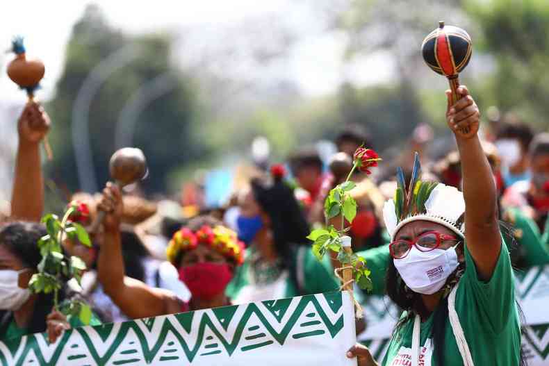 Mulheres indgenas protestam na 2 Marcha Nacional das Mulheres Indigenas, em Brasilia