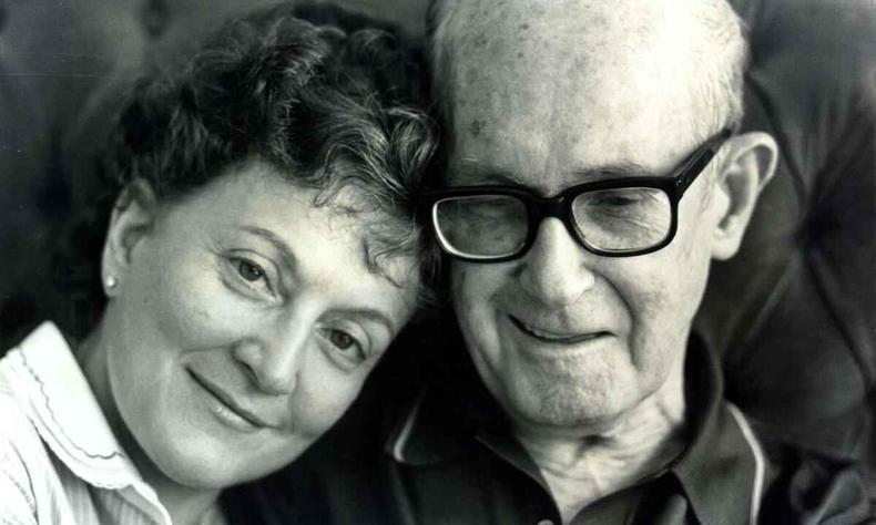 Maria Julieta e o pai, Carlos Drummond de Andrade, esto sentados no sof e sorriem para a cmera ela com a cabea no ombro dele