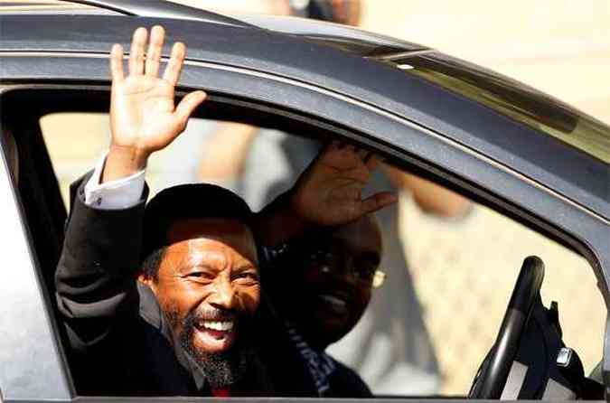 Rei thembu Buyelekhaya Dalindyebo visitou Mandela em Pretria(foto: REUTERS/Siphiwe Sibeko )