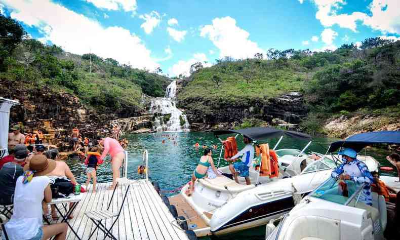 (Capitlio - MG. Turistas no Lago de Furnas, em Capitlio)