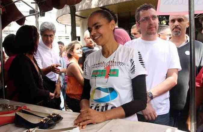 Marina andou pela Feira de Artesanato da Afonso Pena pedindo apoio a feirantes e consumidores(foto: Edsio Ferreira/EM/D.A Press)