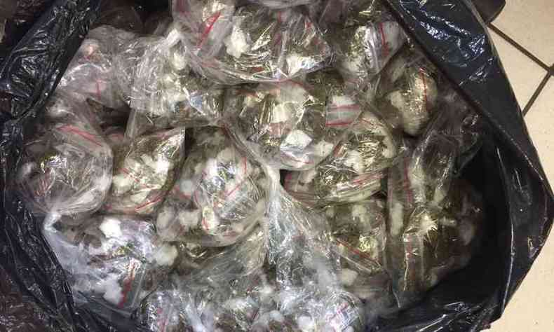 Cerca de 50 quilos de maconha, armazenados em 106 sacos com 50 buchas cada, e mais 30 tabletes de um quilo foram apreendidos(foto: Reproduo/Polcia Civil)