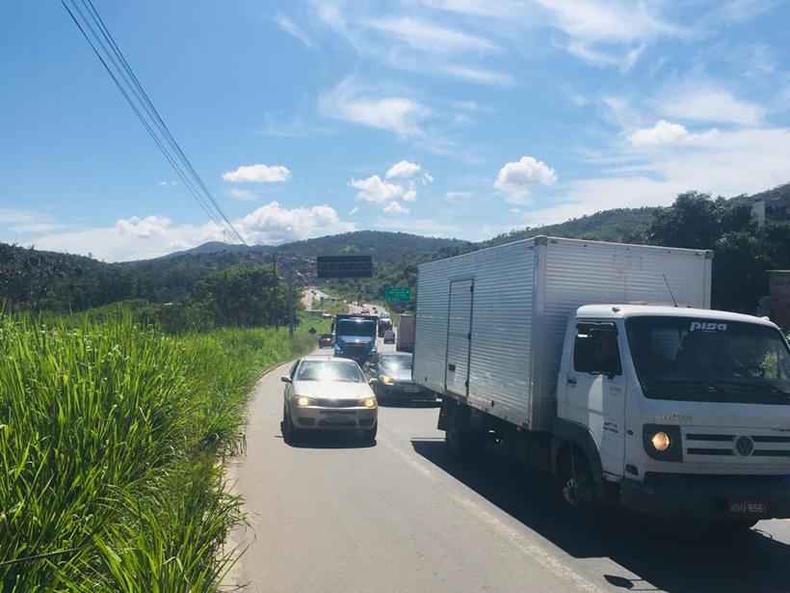 Motoristas na volta do Natal pela BR-381 enfrentam congestionamento condutores de carros fazem ultrapassagem ilegal e imprudente pelo acostamento