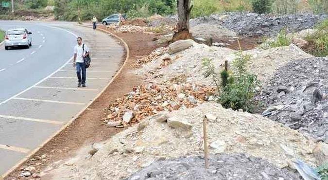 Na divisa de BH com Nova Lima, montanhas de rejeitos só crescem, apesar de promessas das prefeituras(foto: Leandro Couri/EM/D.A Press) Na divisa de BH com Nova Lima, montanhas de rejeitos só crescem, apesar de promessas das prefeituras(foto: Leandro Couri/EM/D.A Press)