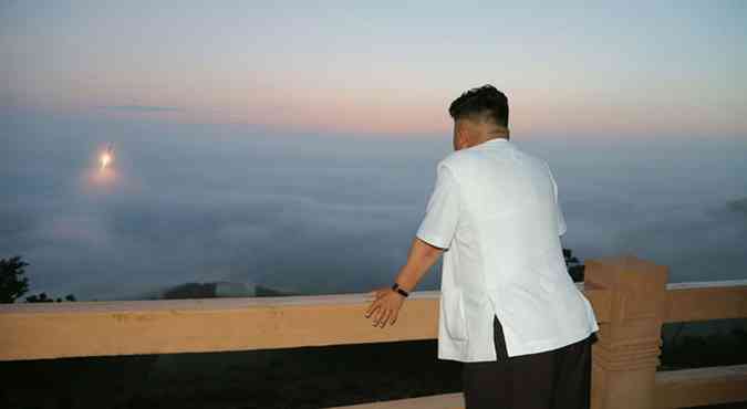 Lder norte-coreano Kim Jong-Un assiste a lanamento de mssil de curto alcance. Pas reclama de vizinho do sul mas tambm continua com manobras militares(foto: AFP PHOTO / KCNA VIA KNS)
