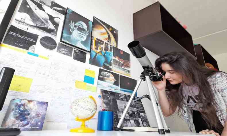 Estudante Rafaela Bigonha Bovareto Silveira e telescpio