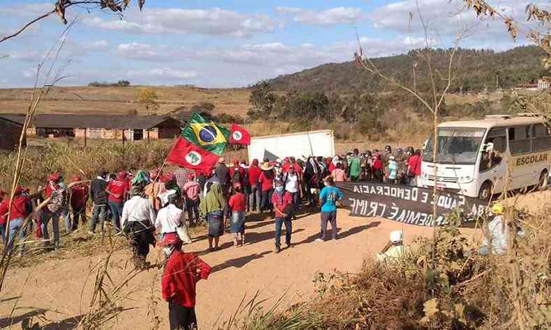 Famlias resistem ao despejo(foto: Reproduo da internet/Twitter/MST Oficial)