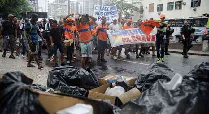 Trabalhadores da limpeza urbana durante manifestao nas ruas do Rio(foto: Tnia Rgo/Agncia Brasil)
