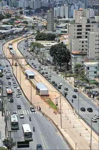 O corredor exclusivo do Move na Avenida Cristiano Machado: cidade investe todas as suas fichas no sistema (foto: LEANDRO COURI/EM/D.A PRESS)